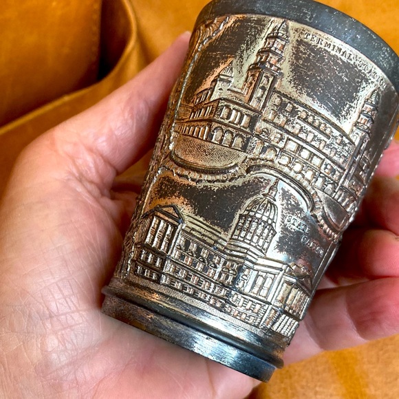 Very vintage souvenir of Atlanta heavy pencil cup with landmarks. Old patina - Picture 4 of 10